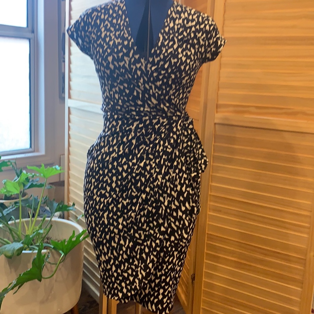 Maggie London wrap/snap print dress 8